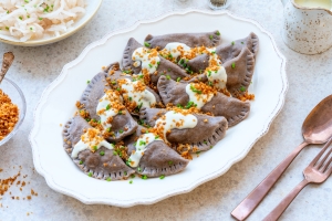 Ajdovi krapi s kislo repo in krompirjem