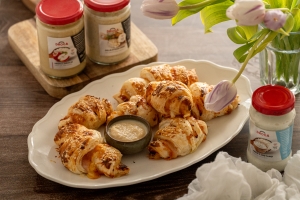 Velikonočni zavitki iz listnatega testa, šunke, sira in hrena s smetano