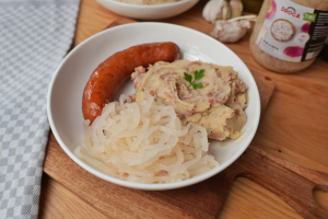 Matevž s kislo repo in kranjsko klobaso