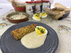 Velikonočna prata s toplo hrenovo omako in polnjenimi jajčki
