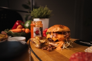 Goveji burger z namazom s papriko in kumaricami