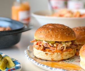 Domač burger z nacufano svinjino in posebno »cole slaw« omako