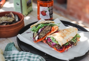 Ajvar sliderji na žaru z gobjimi polpetki