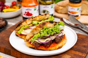 Pizza sendvič z ajvarjem in čevapčiči