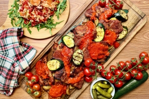 Marinirana svinjska vratovina z ajvarjem in pečenim krompirjem