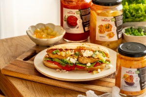 Hot Dog z žara s piščančjim filejem, ajvarjem, feto in papriko