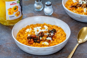 Kremni bučni ješprenj z rumeno papriko in feta sirom