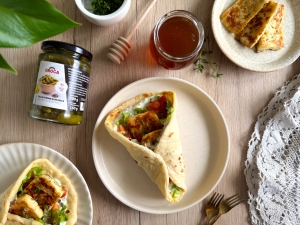 Pita kruhek z medenim halloumi sirčkom
