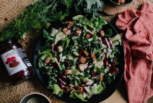 Kale cezar solata s tahini prelivom