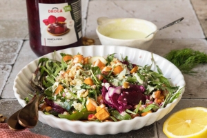 Kvinojina solata s pečenim sladkim krompirjem, rdečo peso in fetinim prelivom