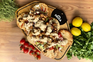 Piščančji ražnjiči (souvlaki) s celimi šampinjoni in namazom s papriko in kumaricami