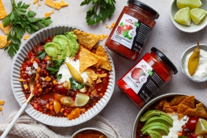 Brezmesni čili s fižolom, ajvarjem in paradižnikovo omako DROGA