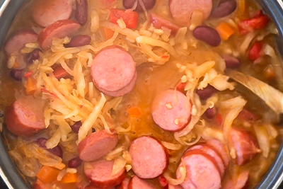 Recept Enolončnica s kislim zeljem, repo, klobaso, fižolom in ješprenjem ter malo rdeče pese - 4.korak