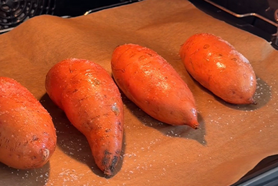 Recept Naložen sladki krompir z mletim mesom, cheddarjem in kislim zeljem - 1.korak