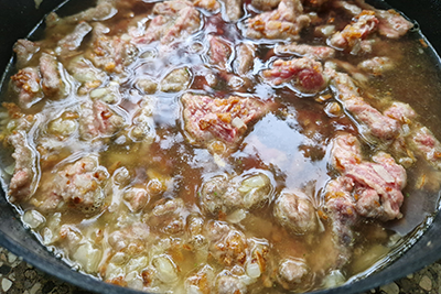 Recept Goveji trakci s kislimi kumaricami s pirejem in mešano solato - 3.korak