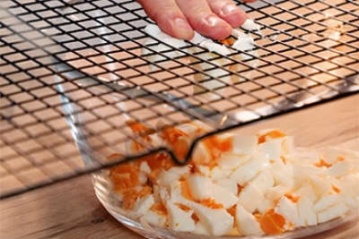 Recept Jajčna solata s hrenom in regratom - 1.korak