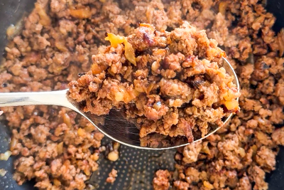 Recept Naložen sladki krompir z mletim mesom, cheddarjem in kislim zeljem - 2.korak