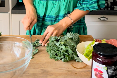 Recept Kale cezar solata s tahini prelivom - 1.korak