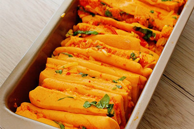 Recept Ajvarjev kruh s česnom, sirom in baziliko - 4.korak
