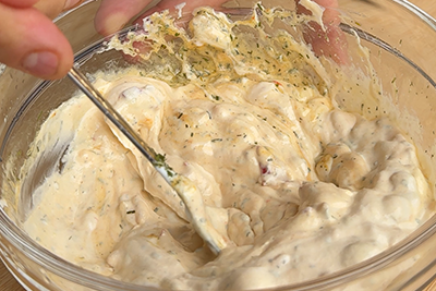 Recept Piščančji ražnjiči (souvlaki) s celimi šampinjoni in namazom s papriko in kumaricami - 5.korak