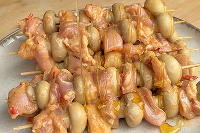 Recept Piščančji ražnjiči (souvlaki) s celimi šampinjoni in namazom s papriko in kumaricami - 3.korak