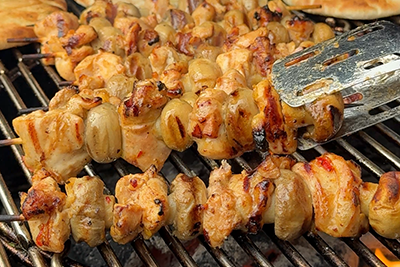 Recept Piščančji ražnjiči (souvlaki) s celimi šampinjoni in namazom s papriko in kumaricami - 4.korak