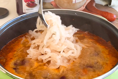 Recept Enolončnica s kislim zeljem, repo, klobaso, fižolom in ješprenjem ter malo rdeče pese - 3.korak