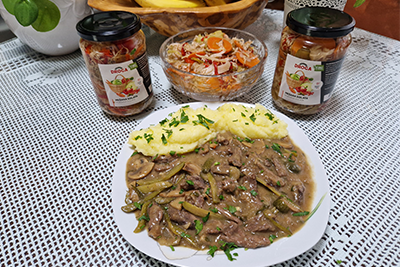 Recept Goveji trakci s kislimi kumaricami s pirejem in mešano solato - 5.korak