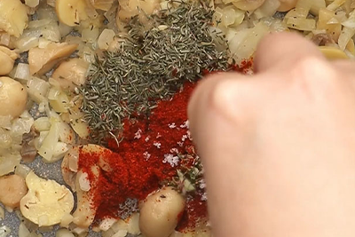 Recept Ajdova kaša s šampinjoni in paradižnikovo omako - 3.korak