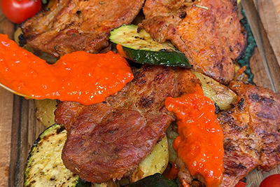 Recept Marinirana svinjska vratovina z ajvarjem in pečenim krompirjem - 5.korak