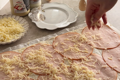 Recept Velikonočni zavitki iz listnatega testa, šunke, sira in hrena s smetano - 2.korak