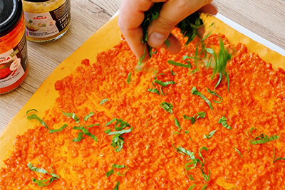 Recept Ajvarjev kruh s česnom, sirom in baziliko - 3.korak