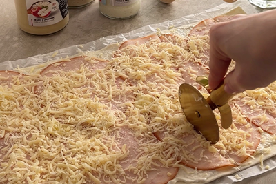 Recept Velikonočni zavitki iz listnatega testa, šunke, sira in hrena s smetano - 3.korak