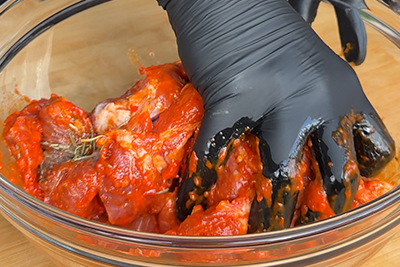 Recept Marinirana svinjska vratovina z ajvarjem in pečenim krompirjem - 3.korak