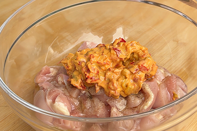 Recept Piščančji ražnjiči (souvlaki) s celimi šampinjoni in namazom s papriko in kumaricami - 1.korak