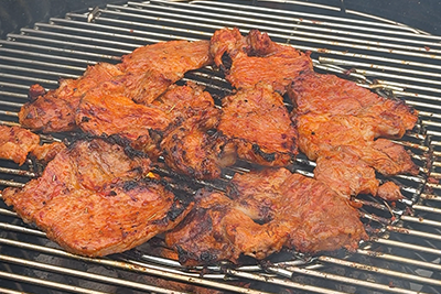 Recept Marinirana svinjska vratovina z ajvarjem in pečenim krompirjem - 4.korak