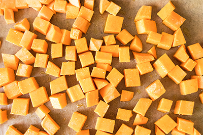 Recept Kvinojina solata s pečenim sladkim krompirjem, rdečo peso in fetinim prelivom - 1.korak