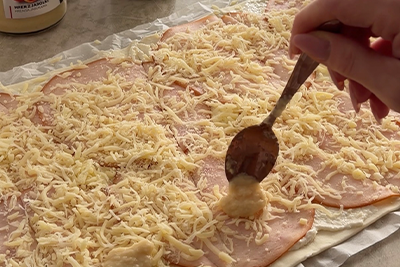 Recept Velikonočni zavitki iz listnatega testa, šunke, sira in hrena s smetano - 4.korak