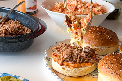 Recept Domač burger z nacufano svinjino in posebno »cole slaw« omako - 5.korak