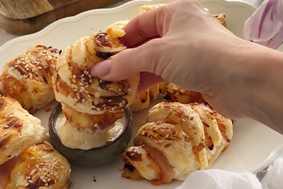 Recept Velikonočni zavitki iz listnatega testa, šunke, sira in hrena s smetano - 7.korak