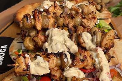 Recept Piščančji ražnjiči (souvlaki) s celimi šampinjoni in namazom s papriko in kumaricami - 6.korak