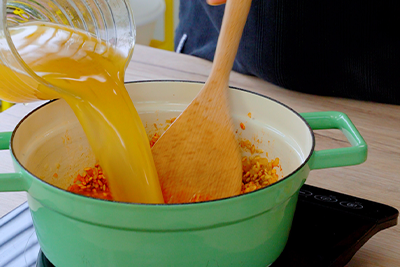 Recept Kremni bučni ješprenj z rumeno papriko in feta sirom - 2.korak