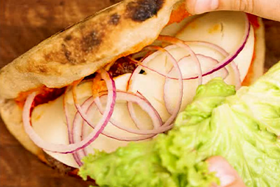 Recept Pizza sendvič z ajvarjem in čevapčiči - 5.korak