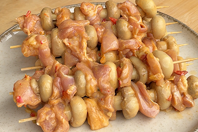 Recept Piščančji ražnjiči (souvlaki) s celimi šampinjoni in namazom s papriko in kumaricami - 2.korak