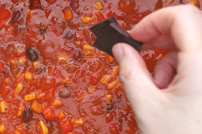 Recept Brezmesni čili s fižolom, ajvarjem in paradižnikovo omako DROGA - 5.korak