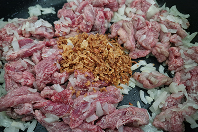 Recept Goveji trakci s kislimi kumaricami s pirejem in mešano solato - 2.korak
