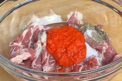 Recept Marinirana svinjska vratovina z ajvarjem in pečenim krompirjem - 2.korak