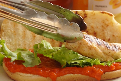 Recept Hot Dog z žara s piščančjim filejem, ajvarjem, feto in papriko - 3.korak