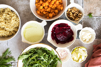 Recept Kvinojina solata s pečenim sladkim krompirjem, rdečo peso in fetinim prelivom - 4.korak