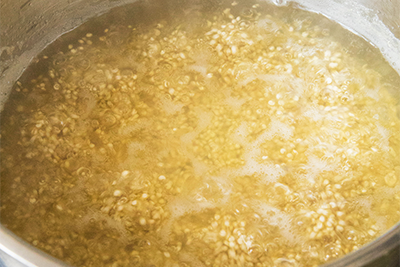 Recept Kvinojina solata s pečenim sladkim krompirjem, rdečo peso in fetinim prelivom - 2.korak